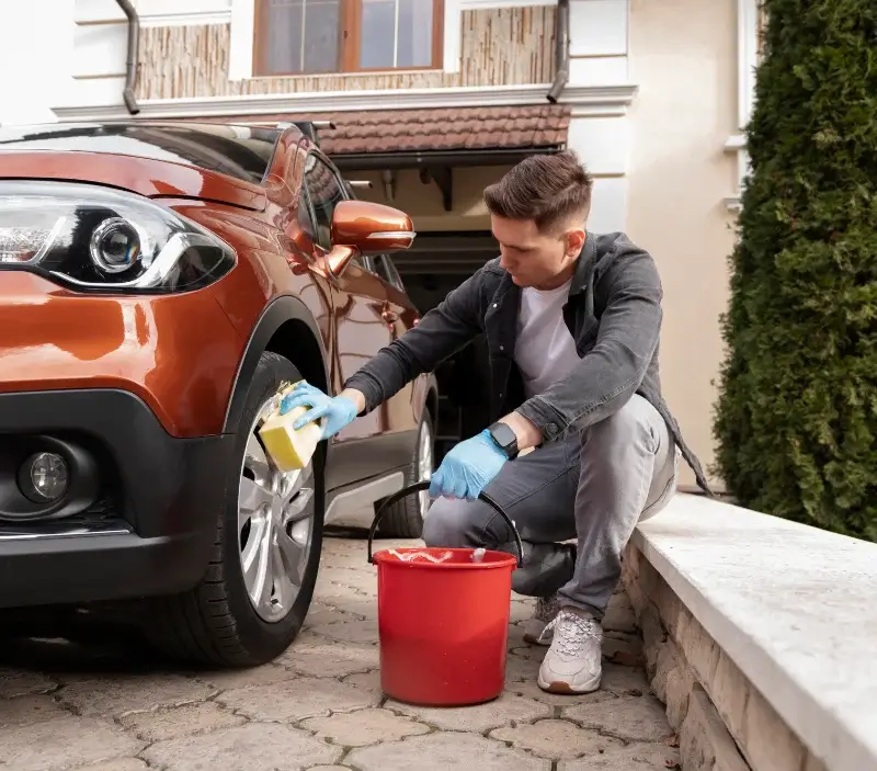 Lavage auto à domicile Île-d'Arz : professionnel intervenant sur un véhicule